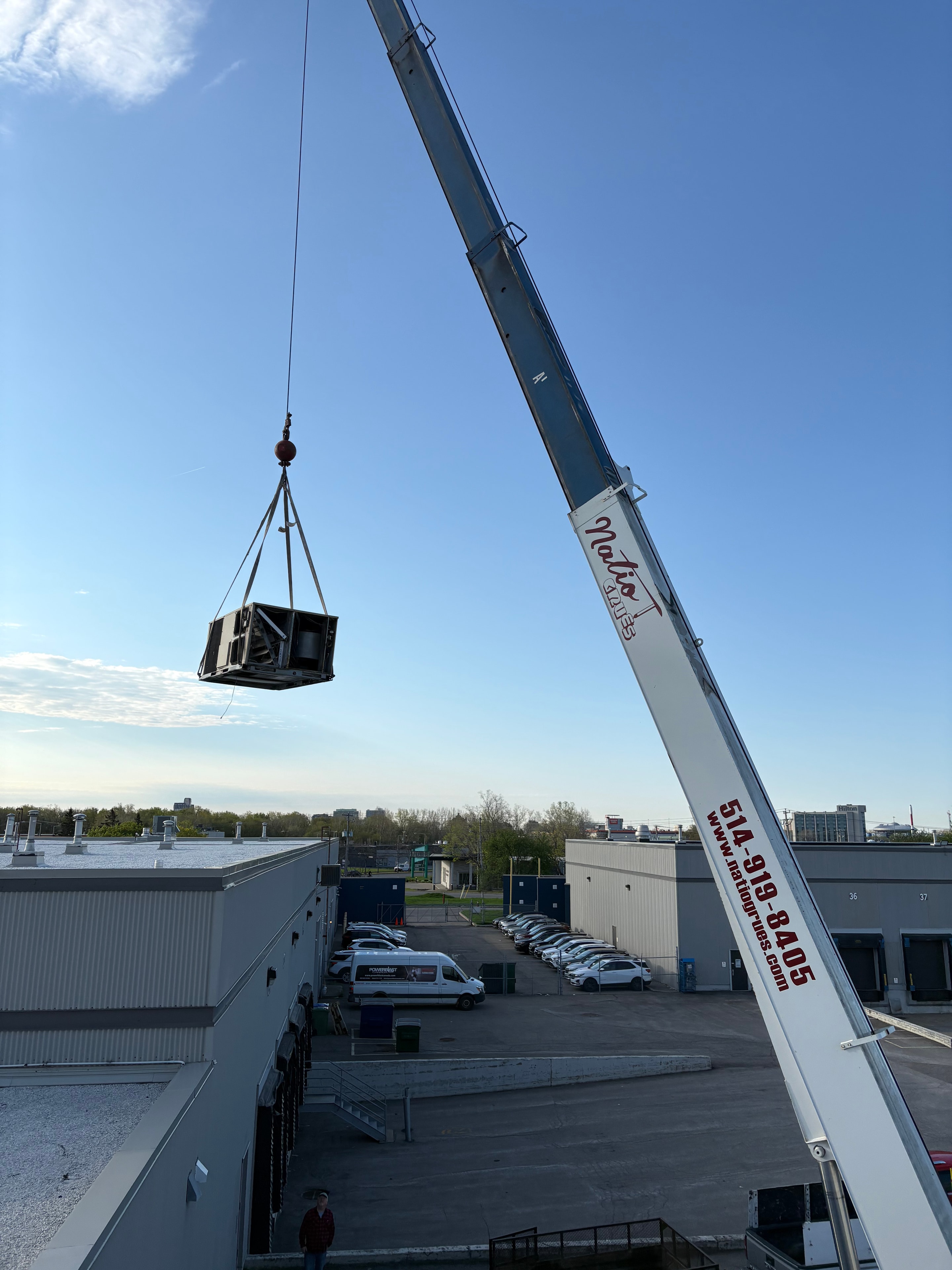 Levage unité HVAC commerciale par grue