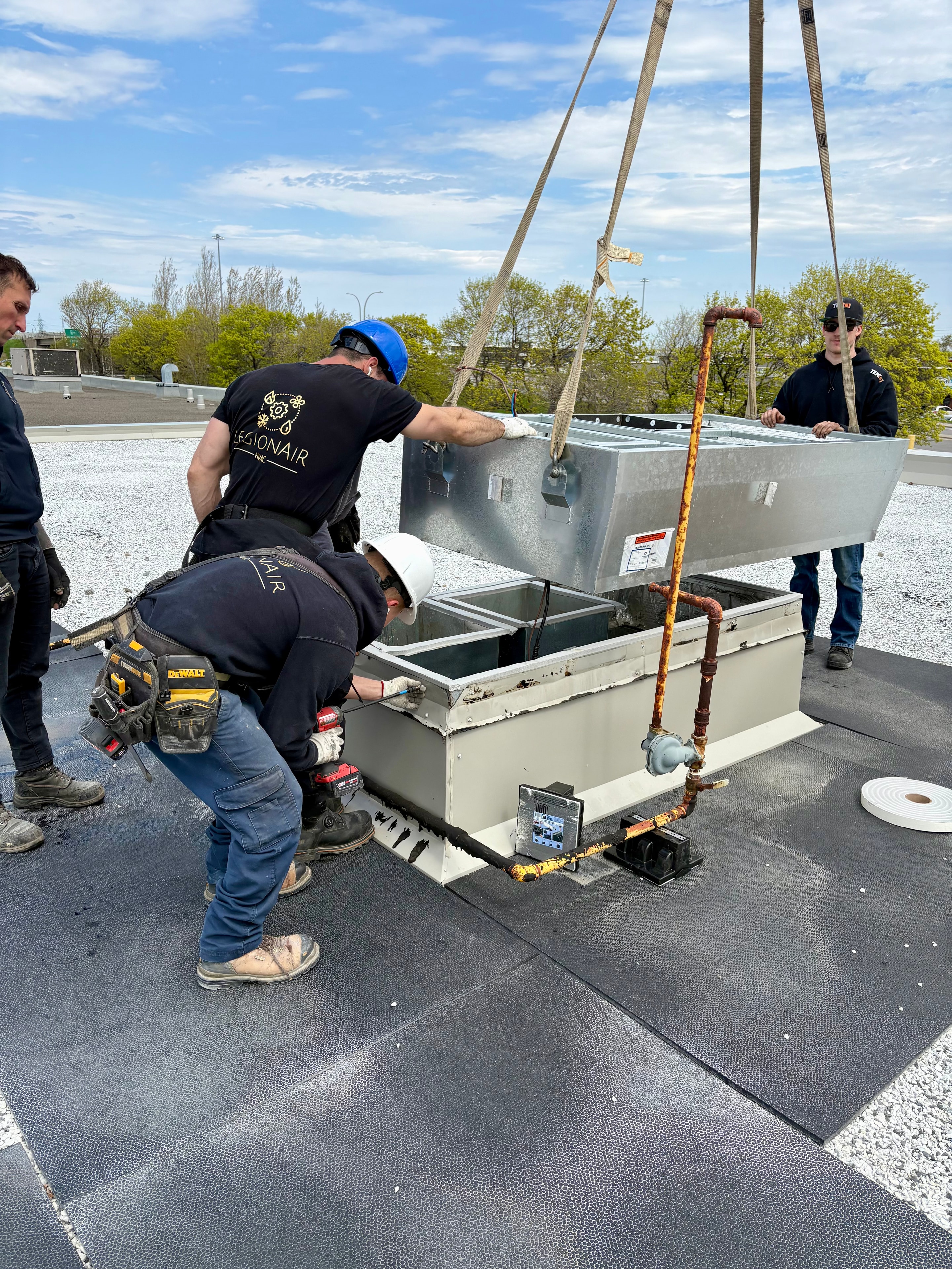 Équipe LégionAir installation unité sur toit
