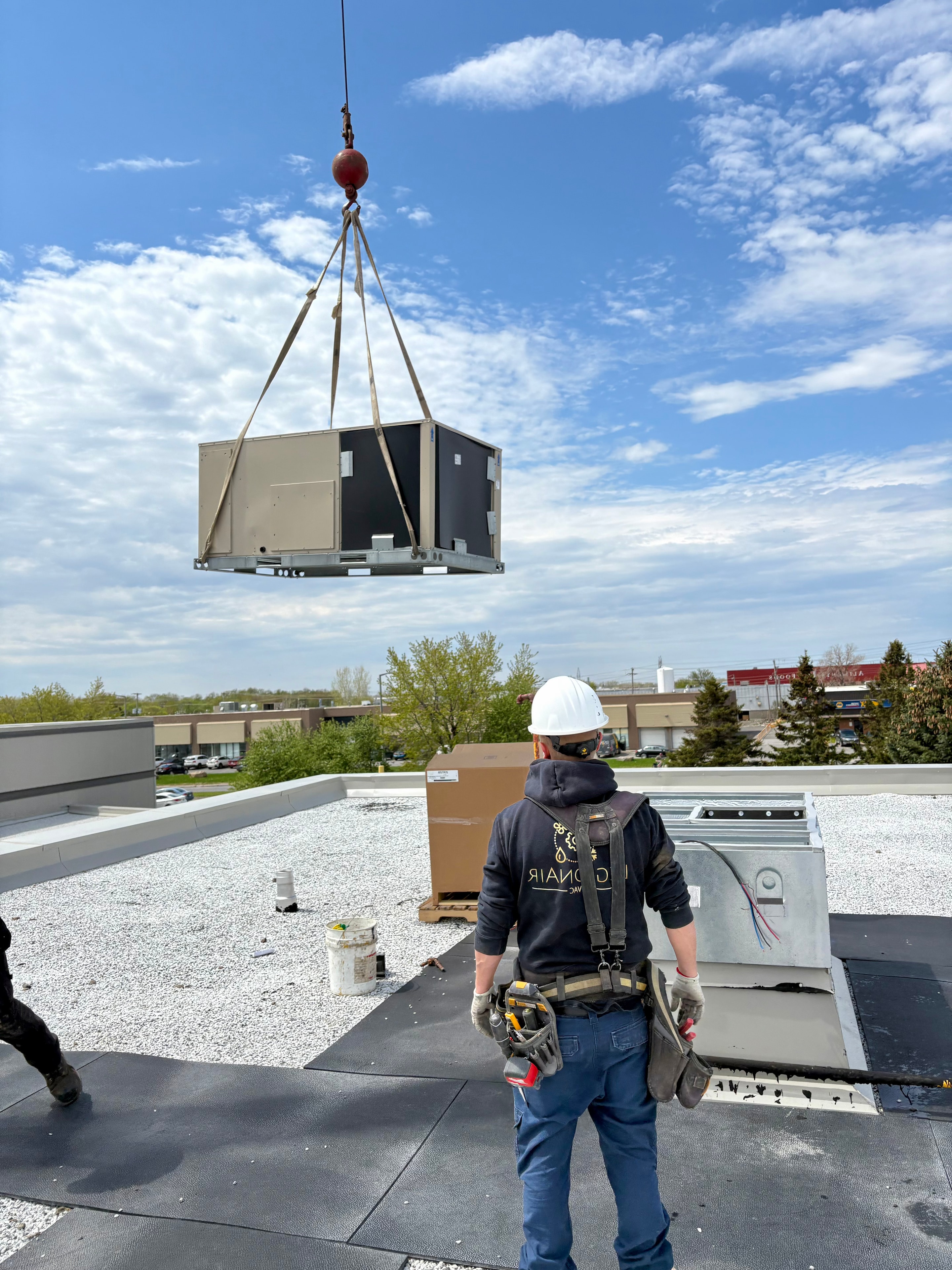 Levage unité HVAC sur toit commercial