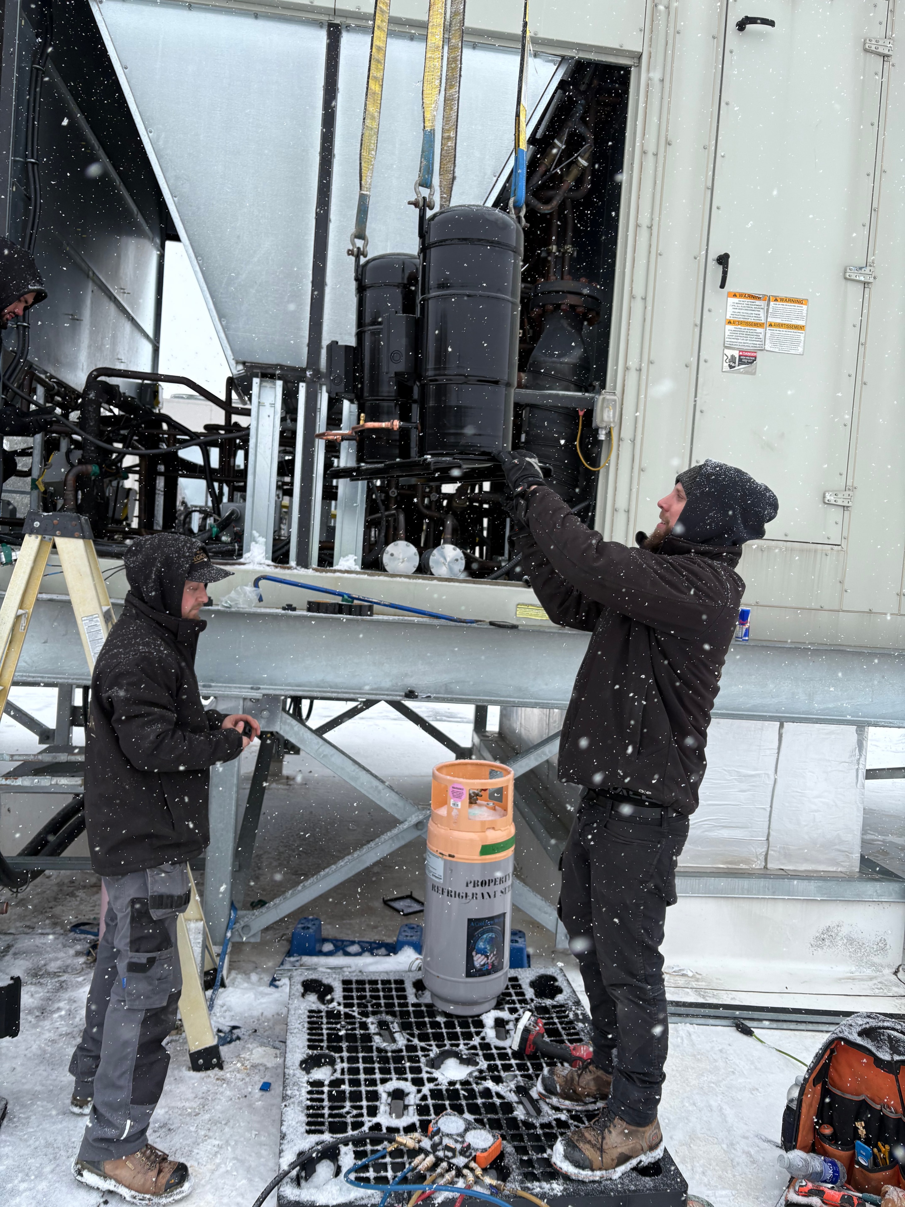Techniciens LégionAir installation équipement HVAC sous la neige