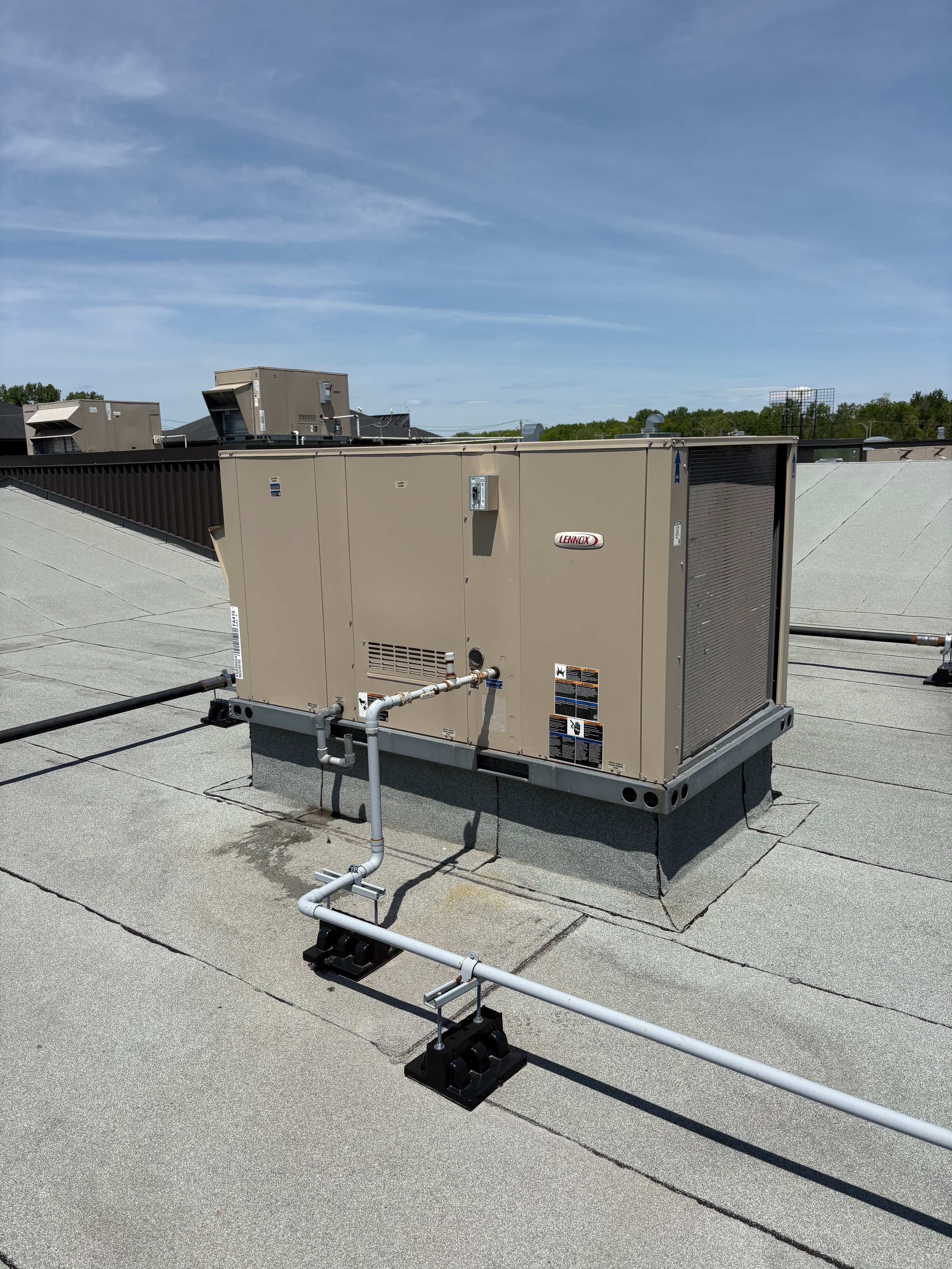 Unité HVAC commerciale Lennox installée sur toit plat