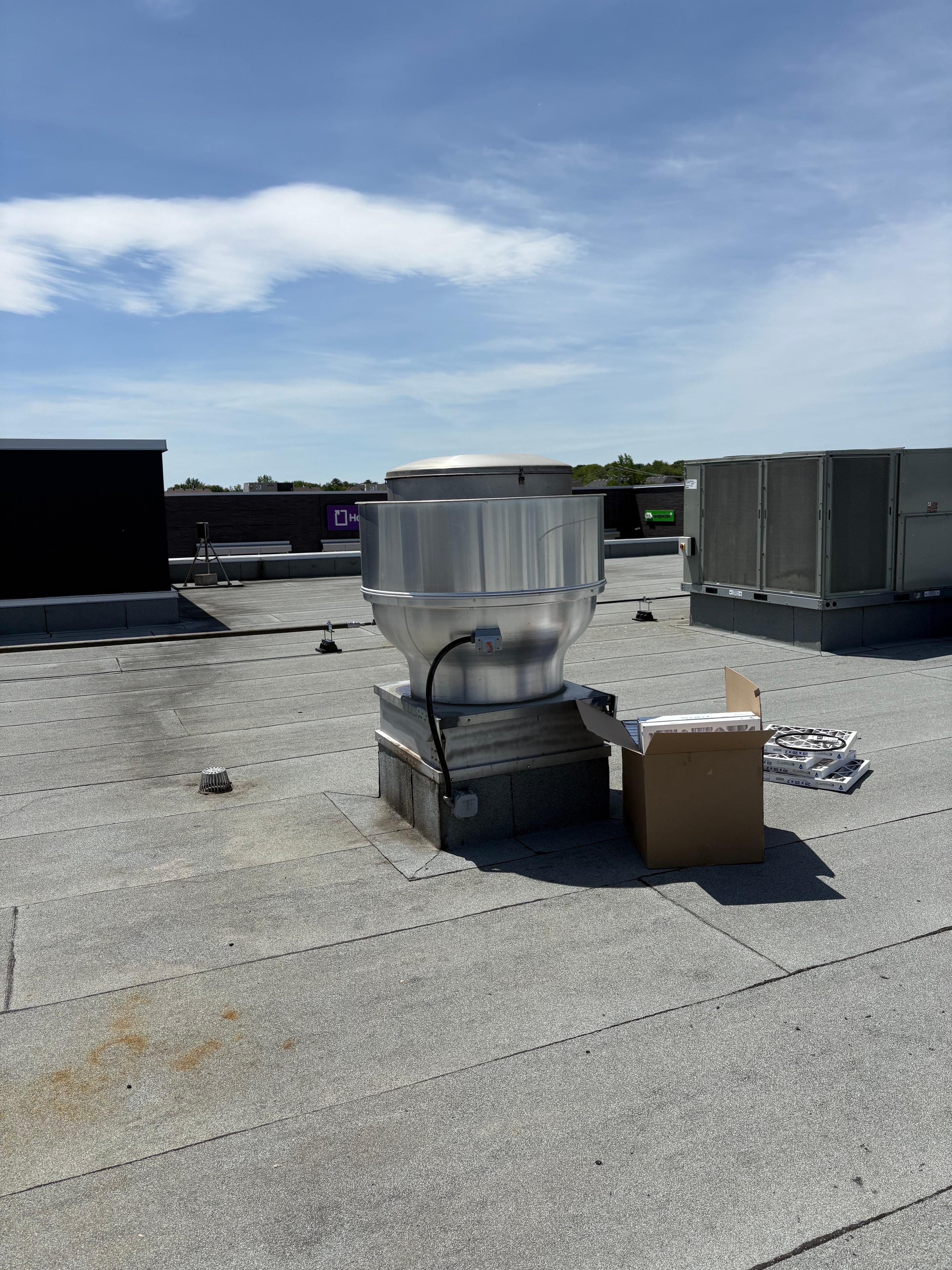 Ventilateur de toit commercial installé sur toit plat